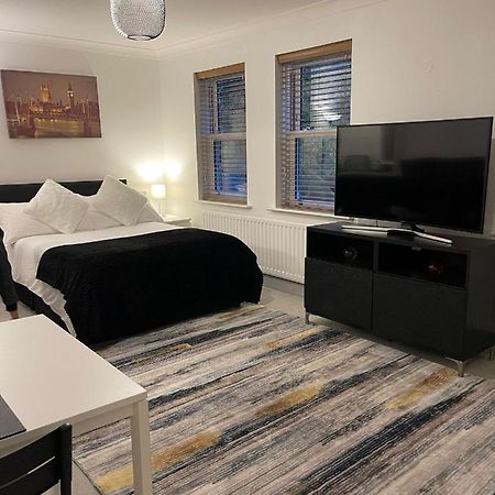Stunning Studio Flat - Free Parking - 3 Min From Sutton Station Apartment Exterior foto