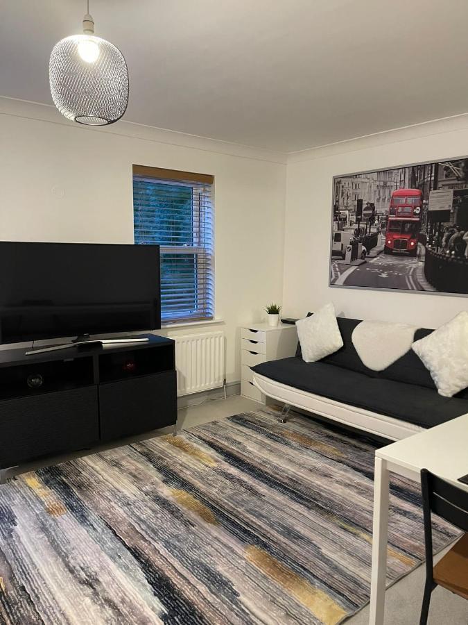Stunning Studio Flat - Free Parking - 3 Min From Sutton Station Apartment Exterior foto