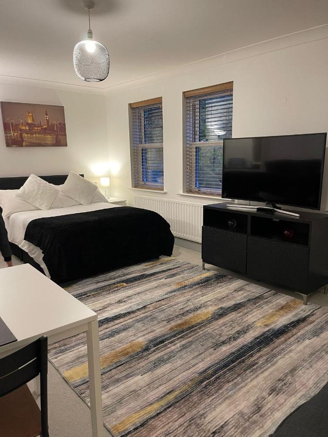 Stunning Studio Flat - Free Parking - 3 Min From Sutton Station Apartment Exterior foto